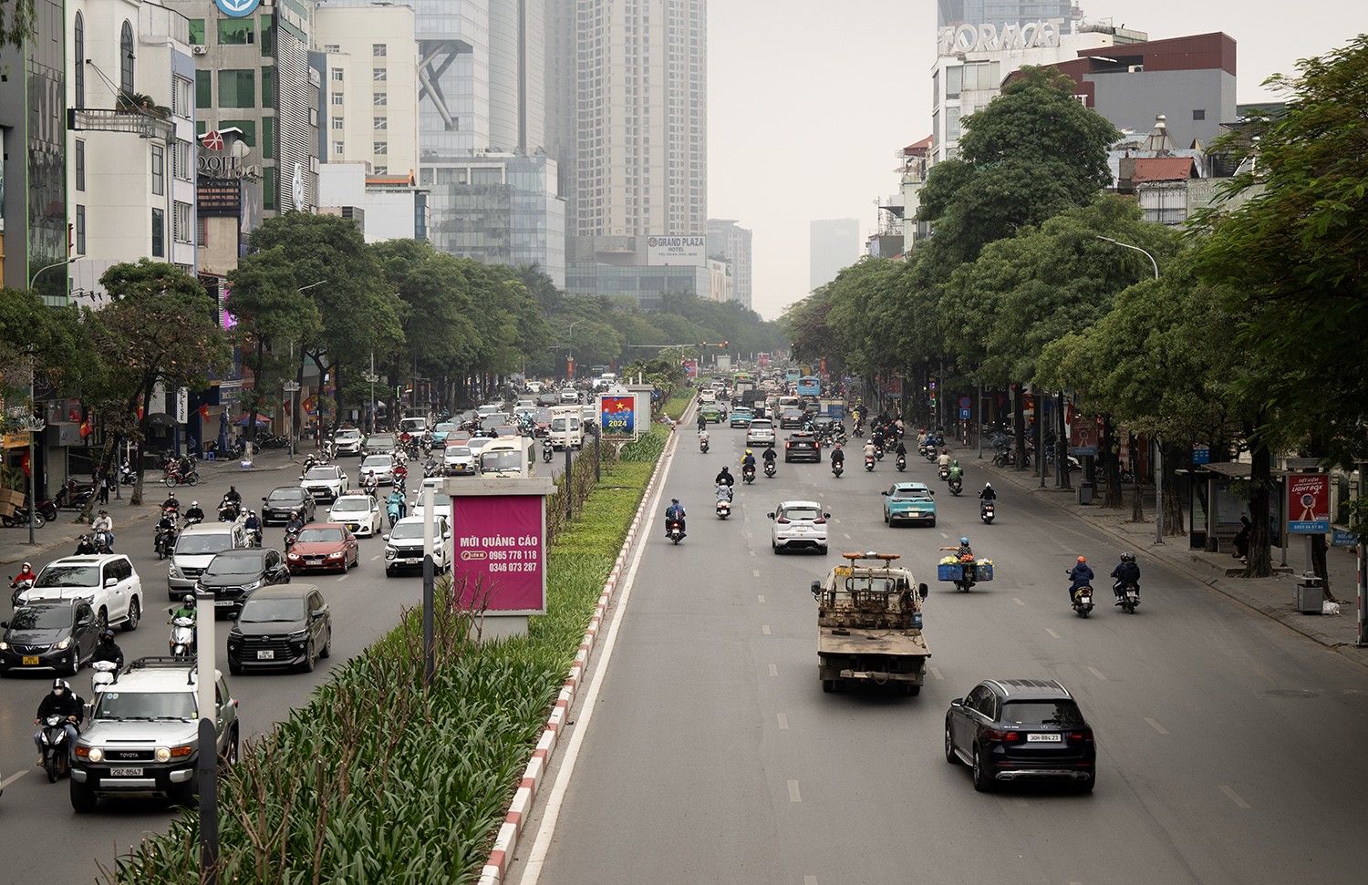 Sau kỳ nghỉ Tết Dương lịch, sáng nay (2/1), người dân bước vào ngày đầu tiên đi làm. Nhiều tuyến phố khá thưa thớt phương tiện, không có&nbsp;tình trạng ùn tắc giao thông.