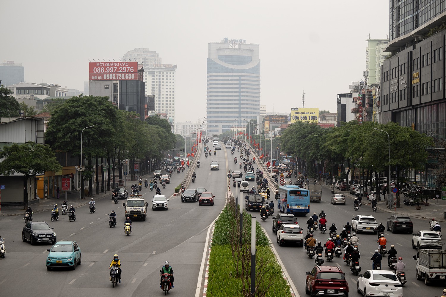 Tại các tuyến đường có mật độ giao thông đông đúc như: Khuất Duy Tiến;&nbsp;Nguyễn Trãi;&nbsp;Ngã Tư Sở;&nbsp;Trần Duy Hưng;... sáng nay lại thông thoáng bất ngờ.