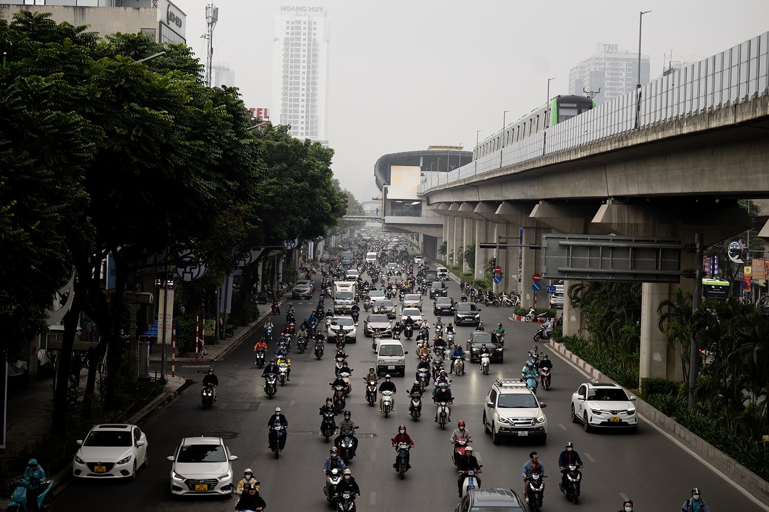 Ghi nhận vào lúc 7h30, trên đường Nguyễn Trãi, hướng vào trung tâm thành phố, có nhiều phương tiện tham gia giao thông nhưng không xảy ra kẹt xe.