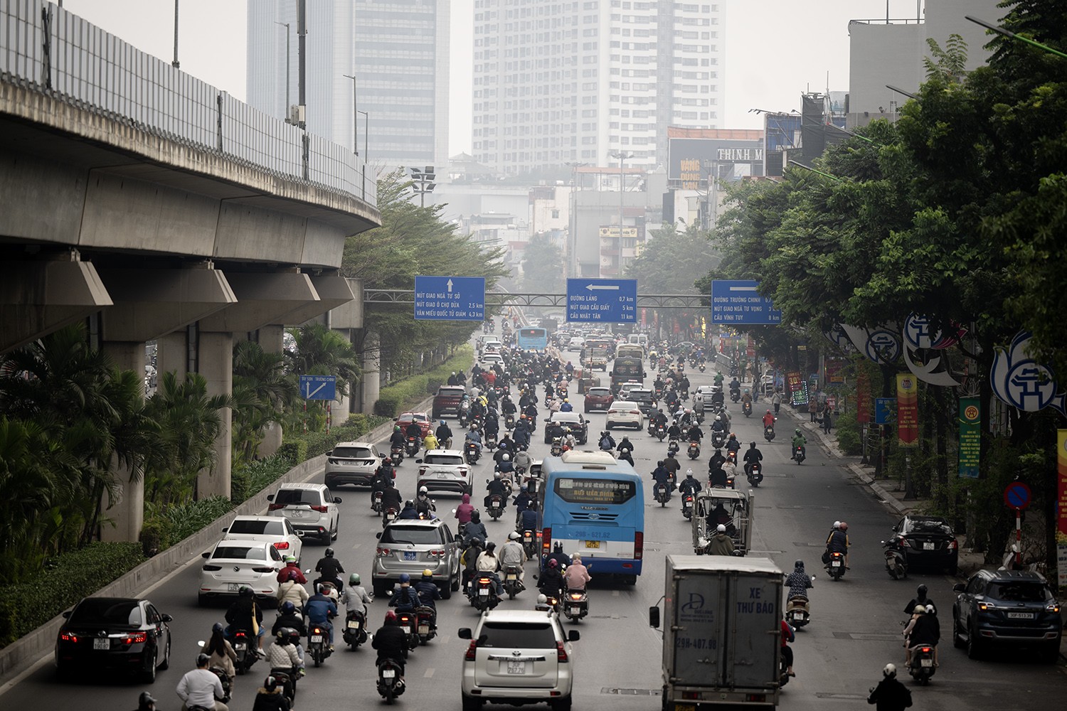 Mật độ phương tiện tham gia giao thông sáng nay không quá lớn.