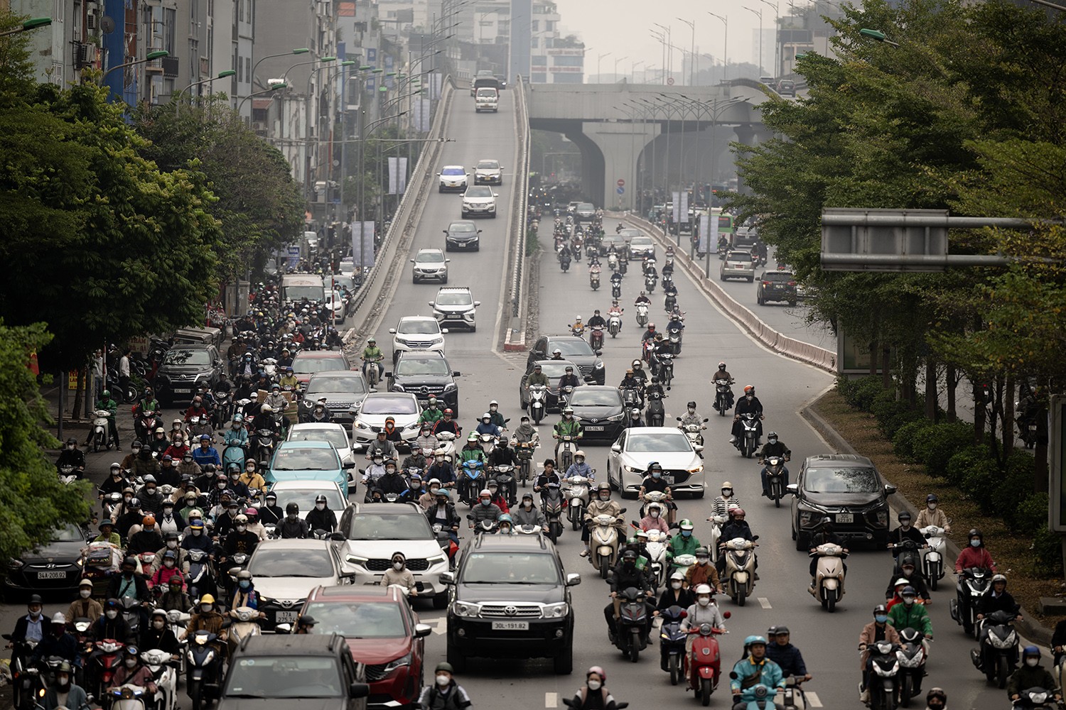 &nbsp;Tại nút giao Ngã Tư Sở trong giờ cao điểm,&nbsp;dòng phương tiện&nbsp;lưu thông dễ dàng.