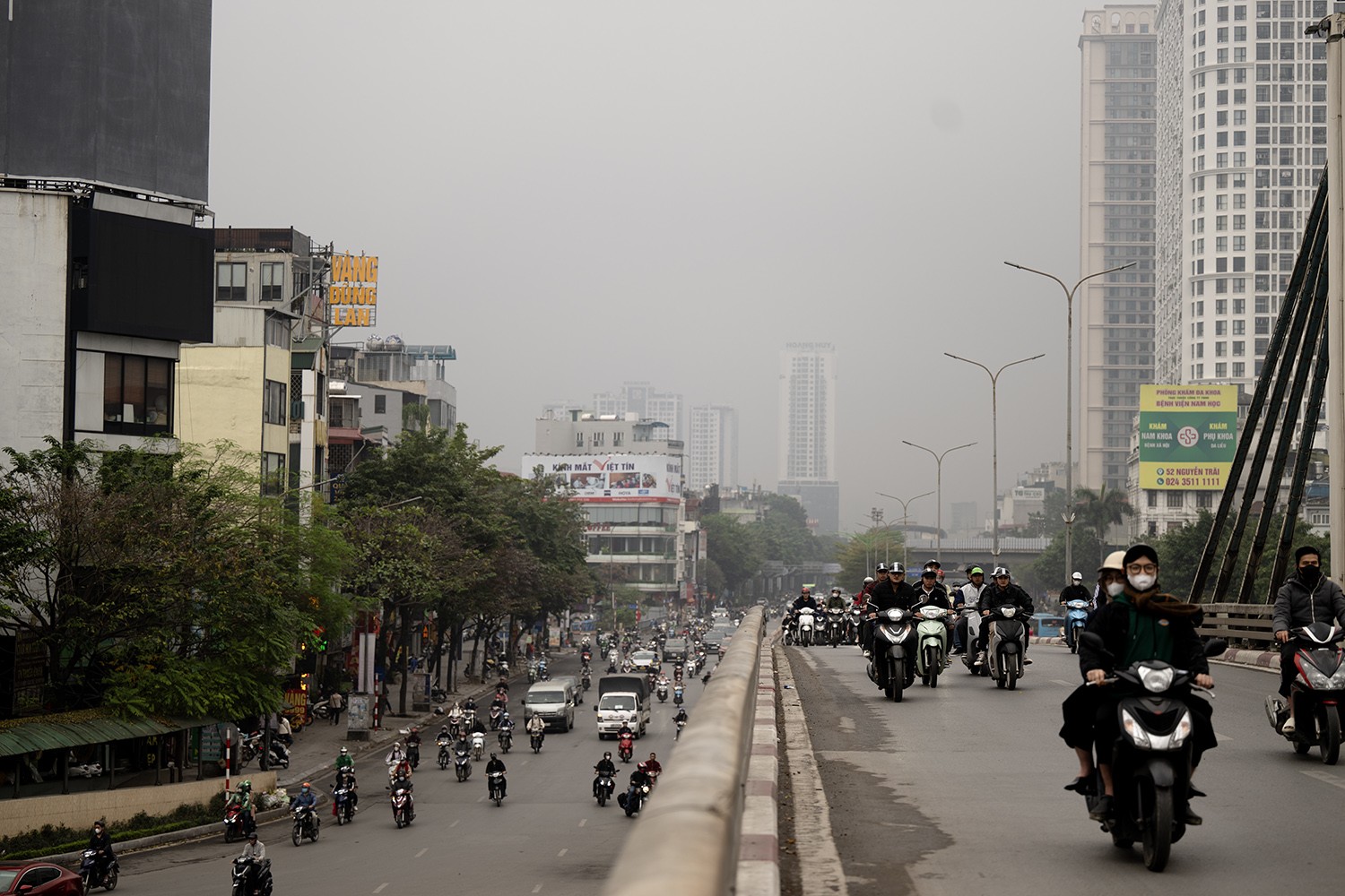 Trên cầu vượt Ngã Tư Sở, người tham gia giao thông&nbsp;cũng không phải chịu cảnh ùn tắc.