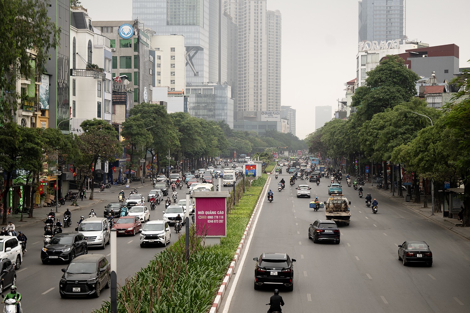 Đường Trần Duy Hưng không quá đông đúc vào giờ cao điểm buổi sáng.