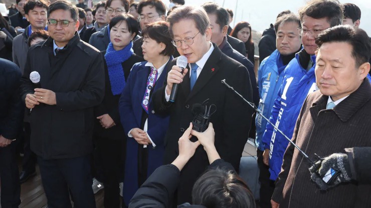 Ông Lee (giữa)&nbsp;trả lời các phóng viên ở Busan ngay trước khi bị đâm vào cổ.