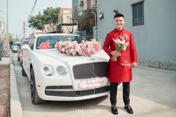 Ngày 1/1/2024 đầu năm, Quang Hải đón cô dâu Chu Thanh Huyền “về dinh” bằng siêu xe 10 tỷ đồng.
