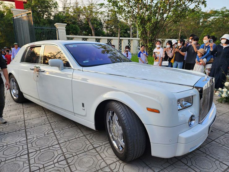 Được biết, siêu xe Rolls-Royce Phantom hiện có giá khoảng 50 tỷ đồng.
