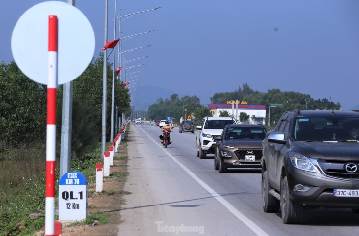 Đoạn đường ven biển dài hơn 7 km đi qua thị xã Cửa Lò đã hoàn thành và đưa vào sử dụng. Tuyến này phía bên phải đường tính theo hướng Bắc - Nam được lắp bóng cao áp, hai bên gắn cột mốc.