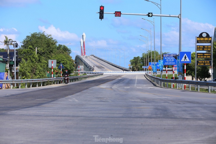 Cầu có tổng chiều dài tuyến là 5,271 km; phần cầu dài 1,728 km, chiều rộng cầu nhịp chính 18,5m, cầu dẫn 16m. Tổng mức đầu tư của dự án là 950 tỷ đồng, trong đó, ngân sách Trung ương là 450 tỷ đồng, ngân sách địa phương 500 tỷ đồng (Nghệ An và Hà Tĩnh, mỗi tỉnh 250 tỷ đồng).