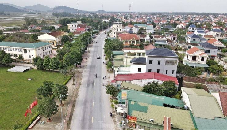 Một số đoạn đi qua các khu dân cư, giao với đường liên huyện, liên xã.