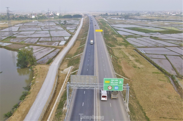 Ở giai đoạn 1, tuyến cao tốc này có quy mô 4 làn xe, tốc độ tối đa 80km/h. Giai đoạn hoàn chỉnh, đường có quy mô 6 làn xe, vận tốc thiết kế 100 - 120km/h.