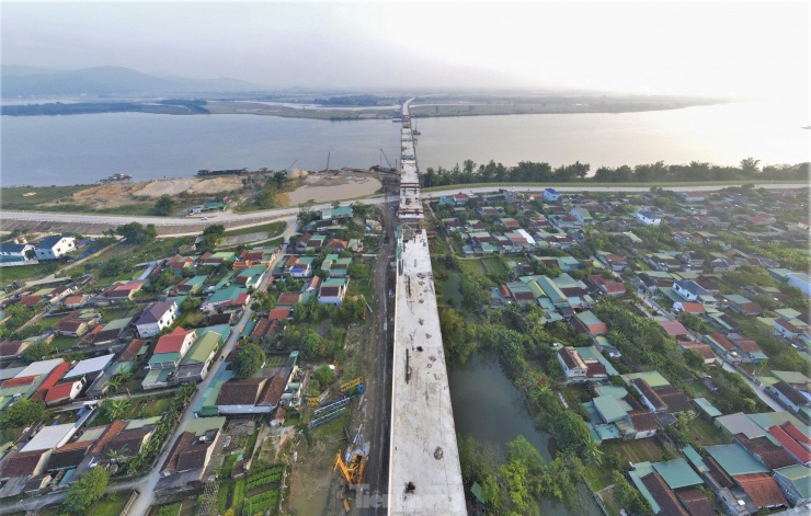 Khi hoàn thành, đây là một trong những cầu đường bộ dài nhất Việt Nam. Công trường thi công cầu Hưng Đức trải dài qua các dòng sông, bãi bồi, khu dân cư và cánh đồng lúa.