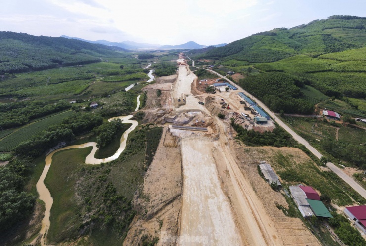 Trong khi đó, cao tốc Bắc - Nam đoạn Hàm Nghi - Vũng Áng có tổng chiều dài hơn 54,2 km đi qua các huyện Thạch Hà, Cẩm Xuyên và huyện Kỳ Anh, tỉnh Hà Tĩnh. Tổng mức đầu tư hơn 9.700 tỷ đồng đang được các nhà thầu xẻ đồi, bạt núi, vận chuyển đất gia cố nền, đẩy nhanh tiến độ.