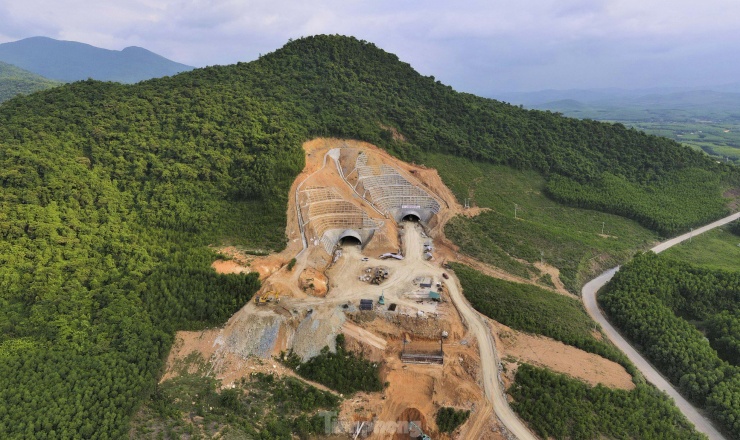 Trong hơn 102 km cao tốc qua địa bàn Hà Tĩnh, hầm Đèo Bụt là hầm đường bộ duy nhất. Đây là điểm nhấn trên dự án thành phần cao tốc Vũng Áng – Bùng, nối 2 tỉnh Hà Tĩnh và Quảng Bình.