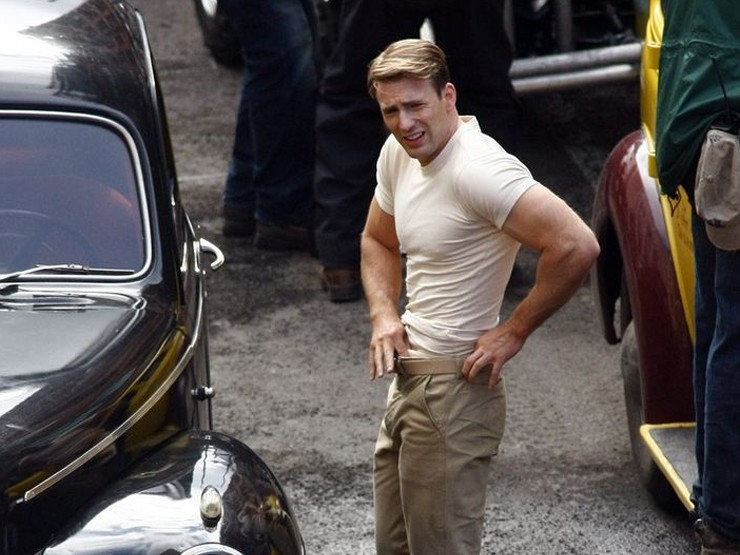 &nbsp;Ngoài ra, Chris Evans còn sở hữu thân hình 1,83 m cùng bờ vai rộng và thân hình cân đối.
