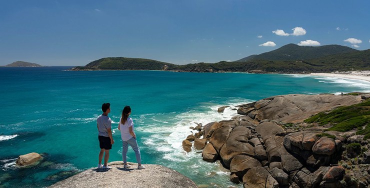 Bãi biển Squeaky tọa lạc tại Wilsons Promontory. Cát trên bãi biển độc đáo này được tạo thành từ những hạt thạch anh tròn, tạo ra tiếng cọt kẹt đầy thú vị khi bạn đi bộ dọc theo bãi biển và chiêm ngưỡng vẻ đẹp&nbsp;của&nbsp;bờ biển nơi đây.
