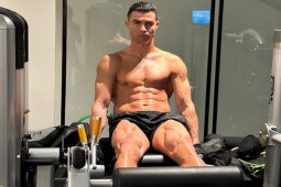 Cristiano Ronaldo khoe body vạm vỡ ở tuổi U40, là cầu thủ phá nhiều kỷ lục nhất năm 2023