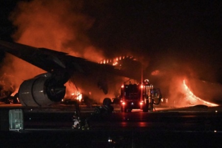 Thông tin mới vụ máy bay Nhật Bản chở 379 người bốc cháy dữ dội