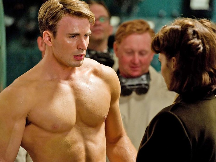 &#34;Tôi biết Chris&nbsp;Evans từ năm 17 tuổi. Chúng tôi có thể trò chuyện vài tiếng đồng hồ về mọi thứ, dù Chris lớn hơn tôi vài tuổi&#34;, Johansson nói.&nbsp;
