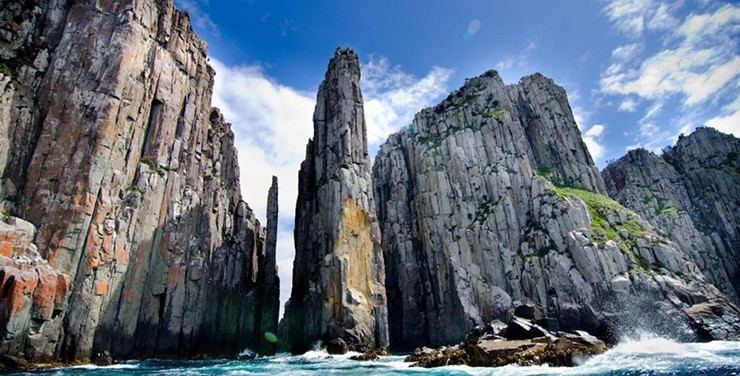 Totem Pole ở Tasmania là một khối đá tự nhiên có hình dạng cực hẹp. Cho dù bạn là một người đam mê leo núi muốn thử thách, hay chỉ đơn giản là muốn ngạc nhiên trước cấu trúc độc đáo này thì đây là điều không thể bỏ qua khi đến Tasmania.&nbsp;
