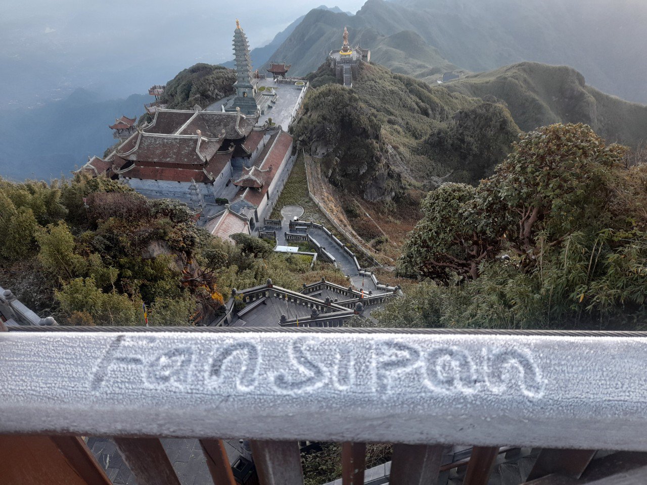 Theo các nhân viên làm việc tại nhà ga cáp treo trên đỉnh Fansipan (thị xã Sa Pa, Lào Cai), sáng nay (3/1), một lớp băng giá đã xuất hiện và phủ trắng trên khu vực đỉnh núi Fansipan.