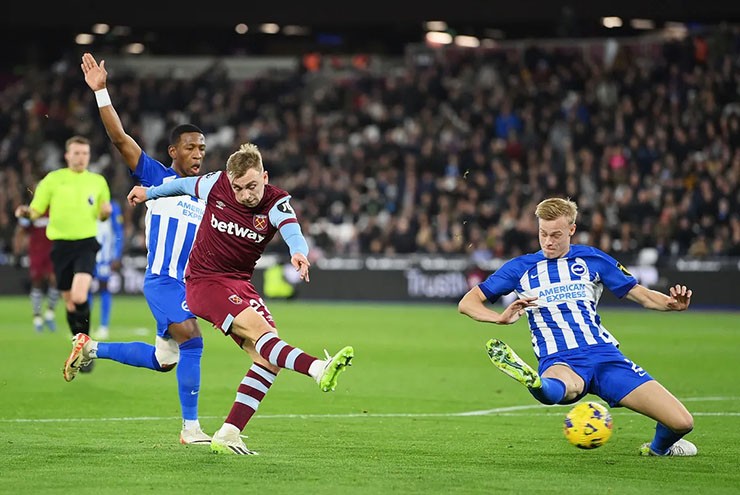 Trận đấu giữa West Ham (áo đỏ sẫm) và Brighton diễn ra hấp dẫn