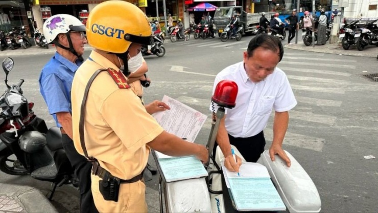 Công an sẽ kiểm tra nồng độ cồn tại các tuyến đường hay xảy ra tai nạn giao thông và tập trung các nhà hàng, quán ăn có phục vụ rượu bia. Ảnh: NY