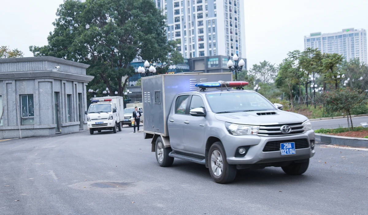 Sáng ngày 4-1, Tòa án Nhân dân TP Hà Nội bắt đầu ngày làm việc thứ hai, phiên tòa xét xử 38 bị cáo trong đại án Việt Á. Khoảng 7 giờ sáng, các bị cáo lần lượt được cảnh sát dẫn giải tới tòa.