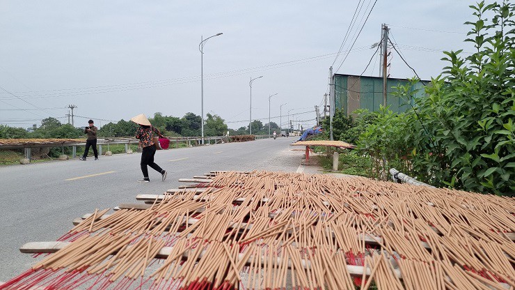 Về thăm làng nghề hương Quảng Phú Cầu ngày cận Tết, dường như mọi người trong làng làm công việc này đều bận rộn hơn những ngày thường. Người sản xuất, đóng gói, người mua bán,... đều hối hả, các đơn hàng cũng nhiều hơn, đáp ứng nhu cầu tiêu dùng nhang hương trên cả nước.