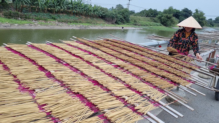 Bà Đông đang phơi hương thành phẩm. Theo bà Đông, hương là sản phẩm mang yếu tố tâm linh, vậy nên mọi công đoạn đều phải được thực hiện tỉ mỉ và công phu.