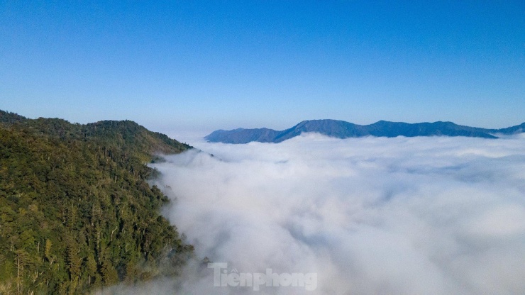 Cách thành phố Vinh khoảng 250 km, bản Buộc Mú (xã Na Ngoi, huyện Kỳ Sơn, Nghệ An) là một trong những điểm đến được yêu thích nhất ở miền Tây xứ Nghệ. Từ trung tâm xã Na Ngoi, di chuyển hơn 10km để lên Trạm biên phòng Buộc Mú là lựa chọn duy nhất để chiêm ngưỡng “biển” mây.