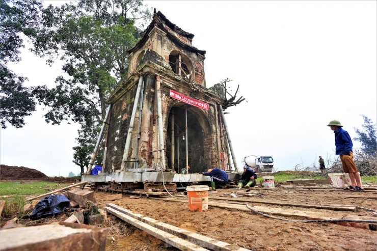 Theo các cụ cao niên, dấu tích này của đền Nhà Thánh. Còn lãnh đạo địa phương cho hay đền này có từ thế kỷ 18 (cách đây hơn 200 năm), thờ Khổng tử và các bậc danh nhân quá cố trong làng Văn Chàng khi xưa, nay là thuộc tổ dân phố Thuận Hòa (phường Đức Thuận). Qua thời gian, biến cố lịch sử, nơi đây trở thành phế tích, chỉ còn cổng đền và một số cây xanh.