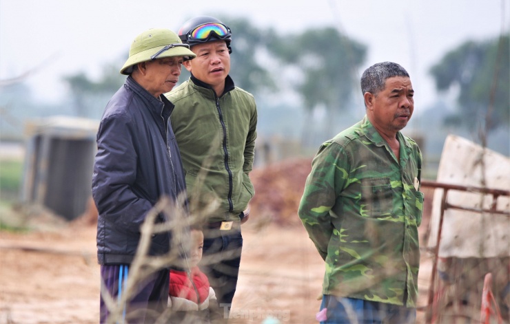 Người dân địa phương có mặt quan sát việc “thần đèn” di dời cổng đền.