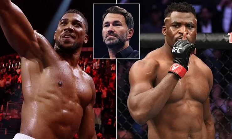 Ông bầu Boxing Eddie Hearn (giữa) lên tiếng về trận đấu giữa Joshua (trái) và Ngannou (phải)