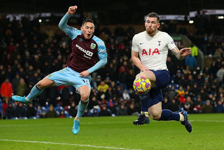 Tottenham (áo trắng) được đánh giá cao hơn Burnley