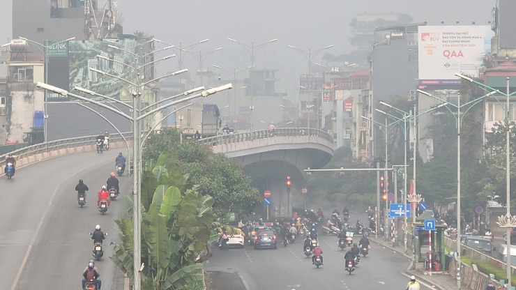 Độ ẩm trong không khí cũng tăng do gió đông nam mang hơi ẩm vào đất liền. Nhiệt độ dao động từ 17 đến 28 độ C.