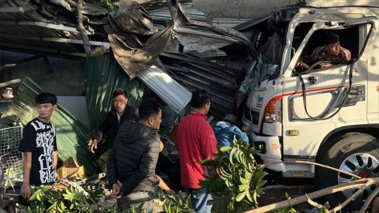 Chiếc xe tải đã tông gãy cây xanh và gây hỏng nhà dân. Ảnh: N.H