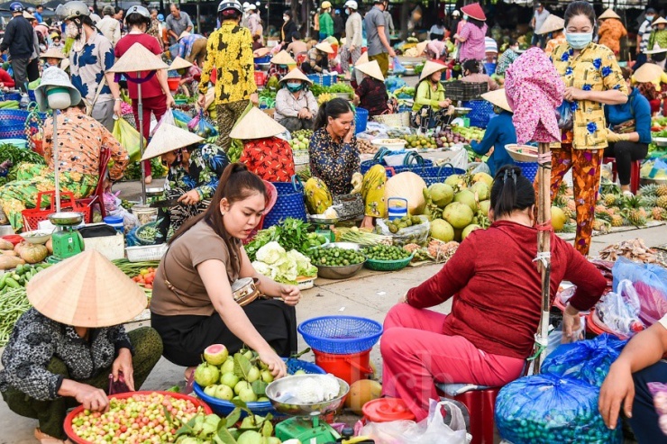 Nơi đây, bà con kê ghế để ngồi hoặc ngồi xổm nên còn gọi là chợ "chồm hổm".