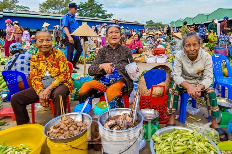 Trước kia nơi này bà con họp chợ bên bến sông, xây cất tạm bợ, xập xệ, nước đọng kèm rác lềnh khắp, vừa dơ vừa mất vệ sinh. Giờ đây đã khang trang, sạch đẹp hơn trước nhiều rồi, cô Tâm cho hay.