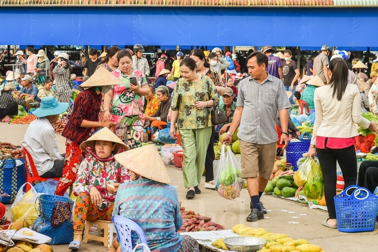 Khoảng 7 – 8 giờ sáng, chợ tấp nập người mua kẻ bán cùng du khách gần xa.