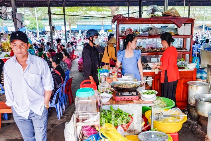 Dãy nhà lồng sát bên, hàng quán lủ khủ, thơm lừng: hủ tíu, bánh canh, bún bò, cơm phở bốc khói nghi ngút, sẳn sàng phục vụ bà con đi chợ sớm.