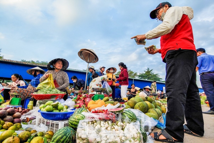 Chợ quê dân dã vì những người bán hàng trong chợ đa phần là nông dân địa phương nên giá cả tính ra khá mềm so với các nơi khác.