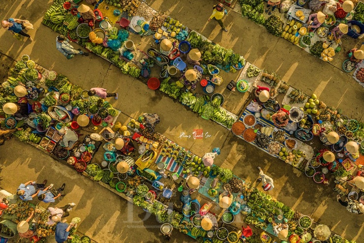 Sự ngăn nắp, tinh tươm đã khiến nơi đây thành danh ngôi chợ chồm hổm vô cùng độc đáo ở miền Tây sông nước Nam bộ (Ảnh: Nhiếp ảnh gia Phạm Thanh Sơn).