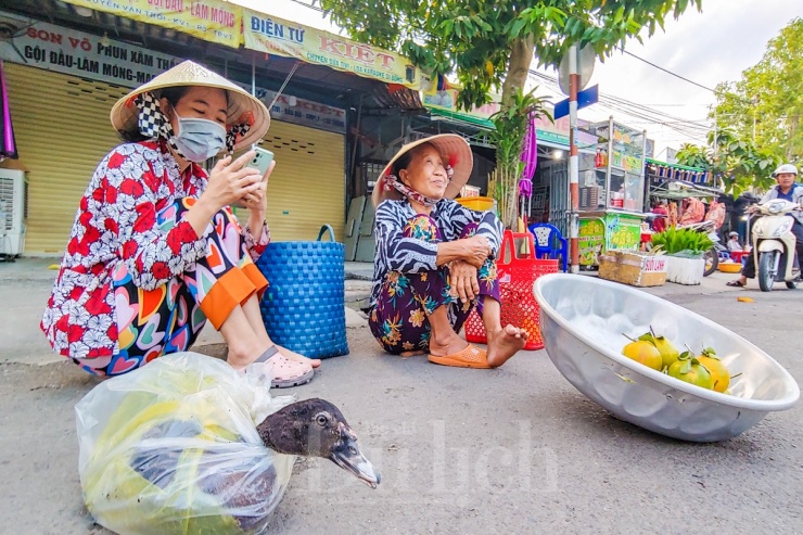 Nay mới dọn ra hơn tiếng đã bán xong mớ rau tập tàng đủ loại hái sau nhà; tui bù thêm ít xách con vịt ra đây, ai ưng thì rước dìa, không nữa thì chờ ổng (chồng) uống cà phê xong hốt lên xe “thỉnh dìa dưới”, chị bé Ba ở Ấp 7, Vị Thủy niềm nở nói.