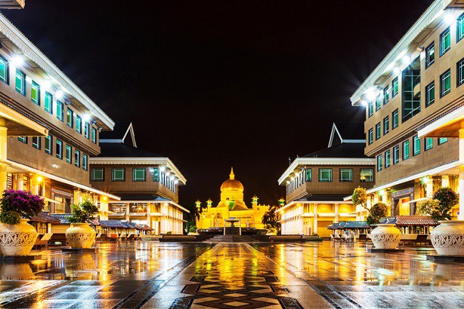 Cung điện Istana Nurul Iman hiện đang giữ danh hiệu cung điện có người ở lớn nhất thế giới trong Sách Kỷ lục Guinness Thế giới, với diện tích rộng hơn 200.000 mét vuông.
