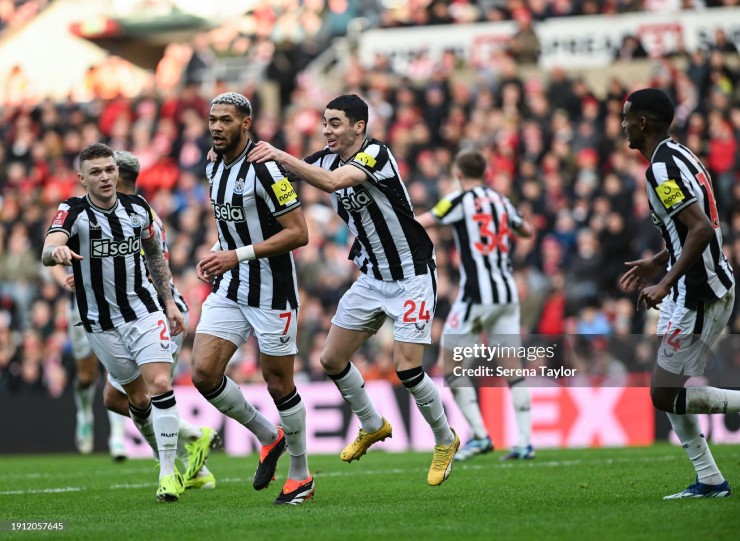 Newcastle khiến Sunderland "tối tăm mặt mũi"