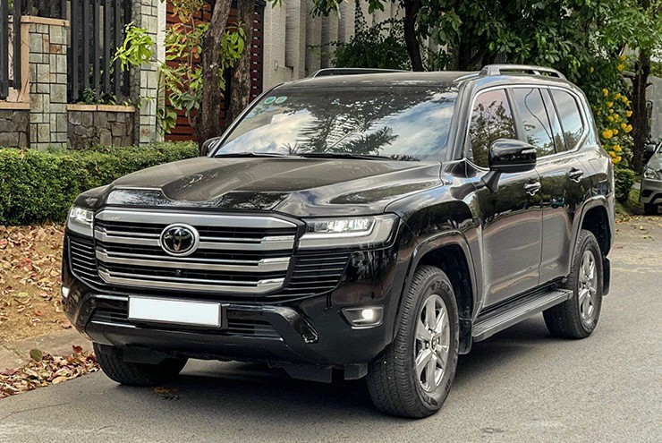 Toyota Land Cruiser chạy lướt bán giá chênh hơn xe mới 300 triệu đồng - 1