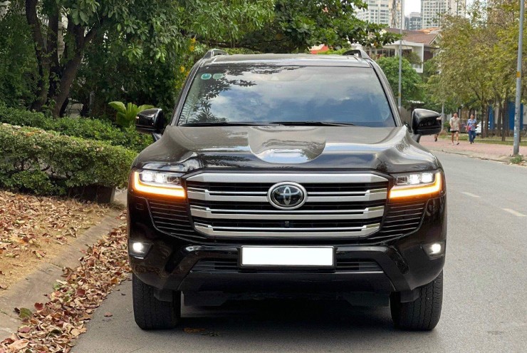 Toyota Land Cruiser chạy lướt bán giá chênh hơn xe mới 300 triệu đồng - 2