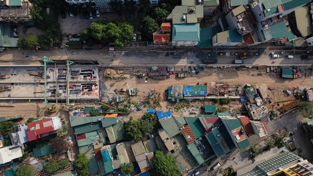 Khu vực hai bên đường gần đoạn Kim Đồng gần tiếp giáp với Trương Định đang được các công nhân đào, khoan, xén hè để đổ ống vuông, chuyển dây điện ngầm, ống nước. Tuy nhiên, việc triển khai dự án hầm chui Kim Đồng gặp không ít vấn đề phát sinh như vướng mắc về giải phóng mặt bằng tại khu vực nhà hàng Nam Sơn và công ty VinaPhone