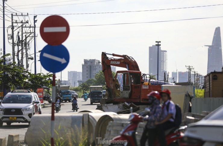 Tình trạng ùn tắc giao thông do "lô cốt" công trình đang gây nhiều khó khăn cho việc lưu thông của người dân trên tuyến đường này.