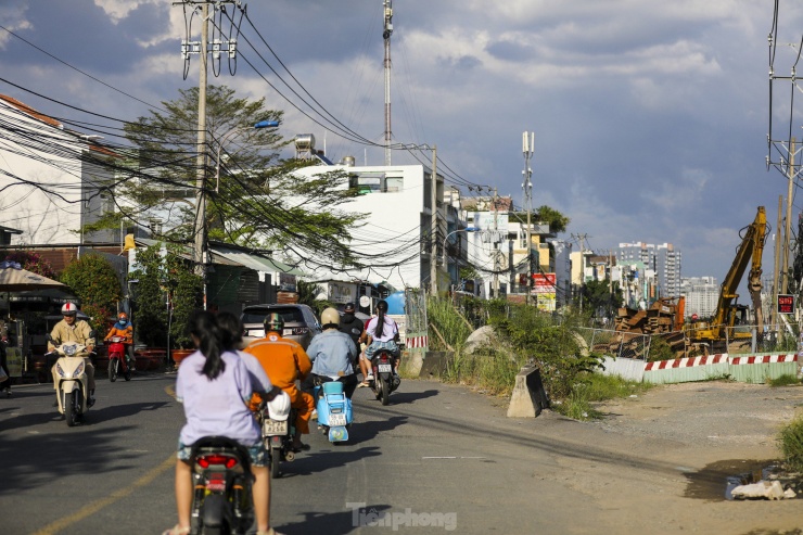 Bước sang năm 2024, UBND TP Thủ Đức sẽ áp dụng các biện pháp căn cơ hơn để xử lý các trường hợp nói trên, trong đó có một trường hợp lấn chiếm đất công. Sau đó, chính quyền địa phương sẽ bàn giao mặt bằng cho chủ đầu tư tiếp tục thi công xây dựng.